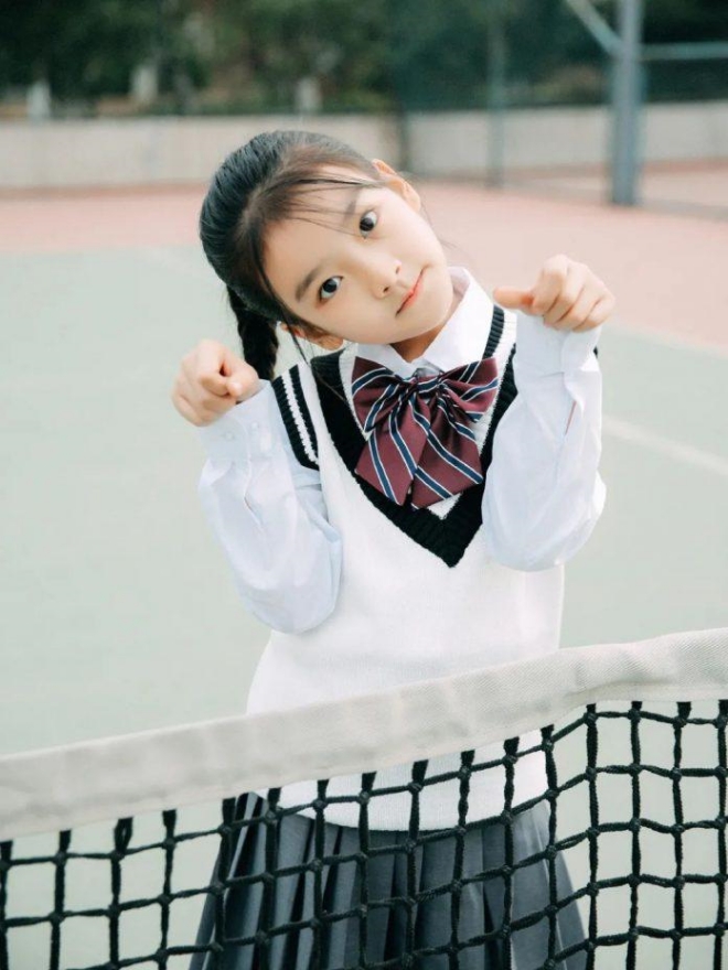 Vương Thánh Địch trong đồng phục học sinh.