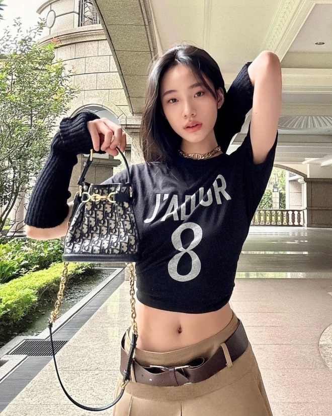 Có người chỉ trích Hứa Thiều Ân vì gia đình vừa có tang đã vội khoe ảnh đi chơi.