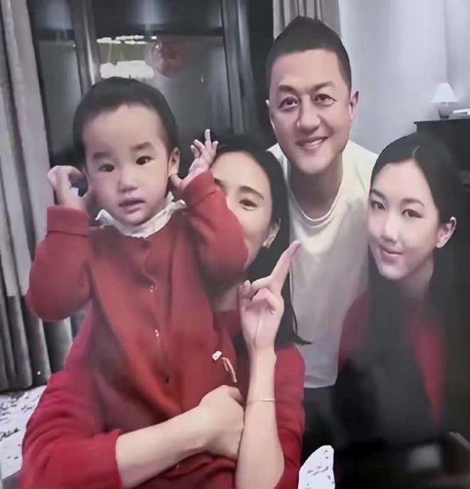 Lý Yên thoải mái chụp ảnh cùng mẹ kế và em gái cùng cha khác mẹ.