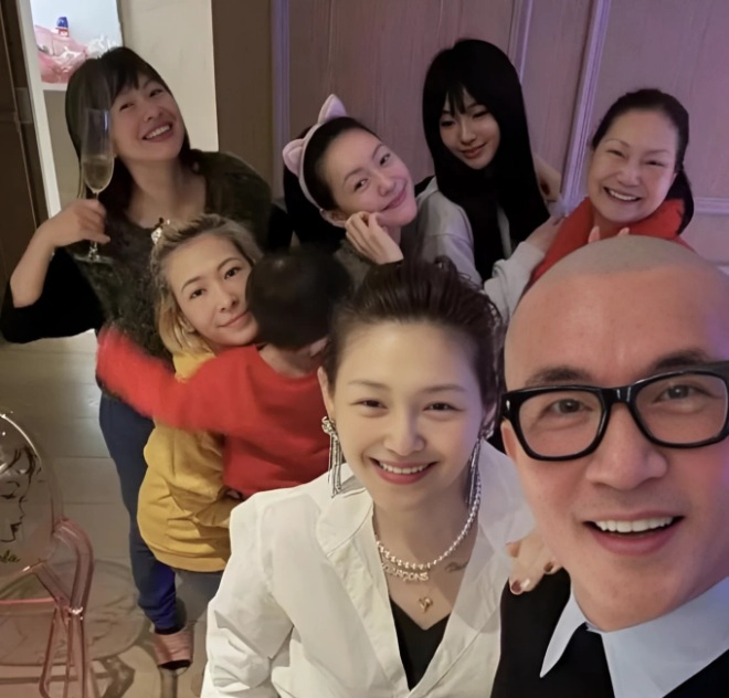 Hình ảnh Từ Hy Viên bên gia đình lúc còn sống.