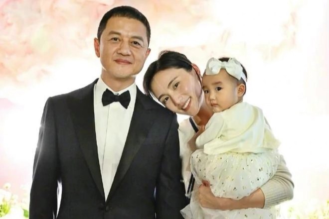 Cô bé cũng hay về chơi nghỉ hè cùng với bố và mẹ kế.