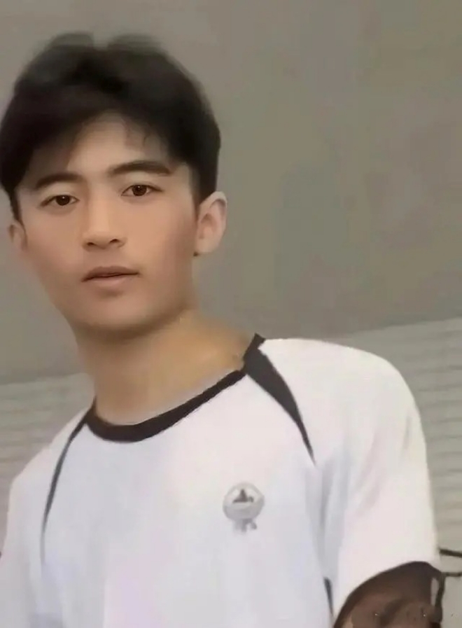 Ở tuổi 18, Lucas trầm tính và lạnh lùng hơn.