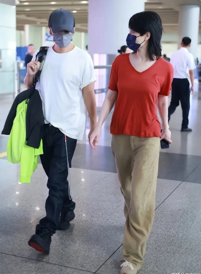 Dù vậy họ vẫn nắm tay bên nhau hơn chục năm nay.