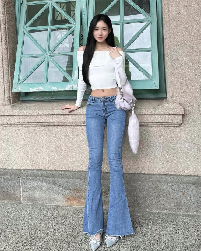 Hứa Thiều Ân rất biết khoe lợi thế cơ thể khi diện đồ ôm sát.