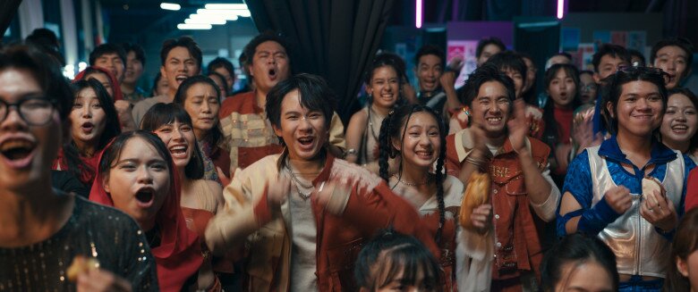 Sân khấu trong Lật Mặt 8 được đầu tư hoành tráng, các bài hát sôi động và những màn trình diễn hấp dẫn.