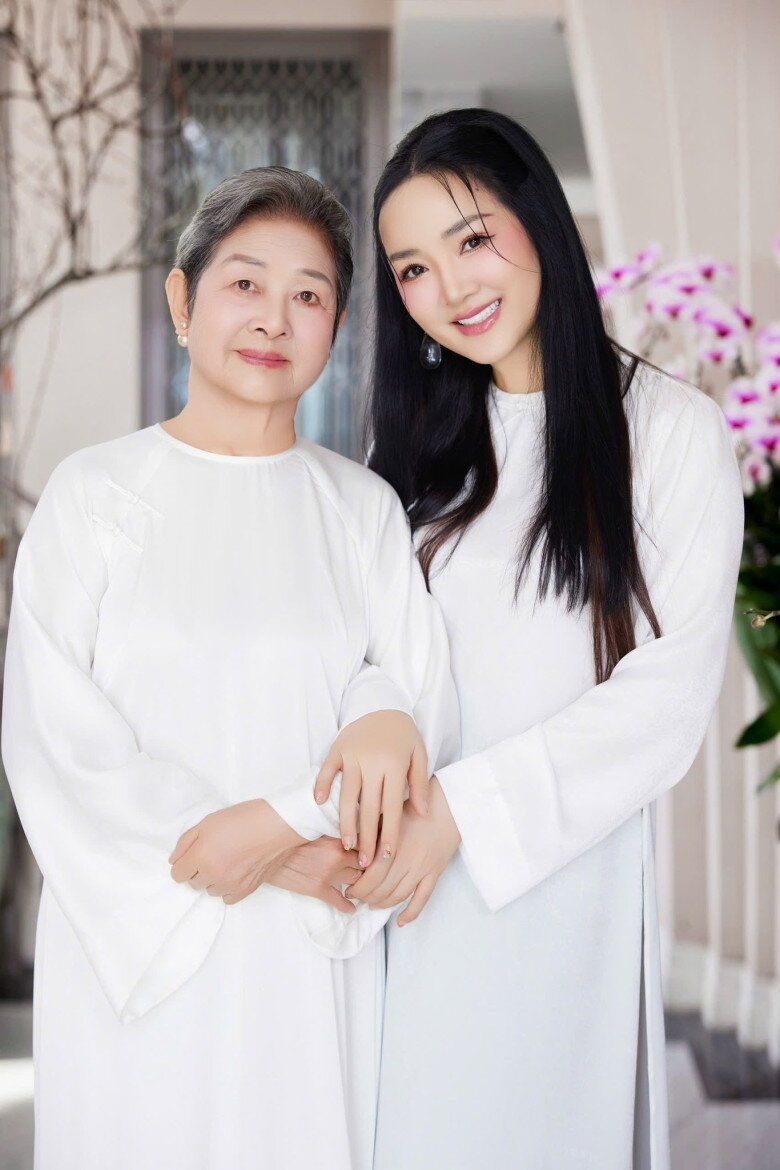 Sao Việt 24h: Con gái Hồ Ngọc Hà catwalk thần thái chuyên nghiệp hệt mẹ, quát em trai cũng dứt khoát ra dáng chị lớn - 9