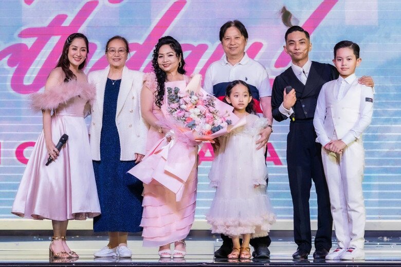 Sao Việt 24h: Con gái Hồ Ngọc Hà catwalk thần thái chuyên nghiệp hệt mẹ, quát em trai cũng dứt khoát ra dáng chị lớn - 6