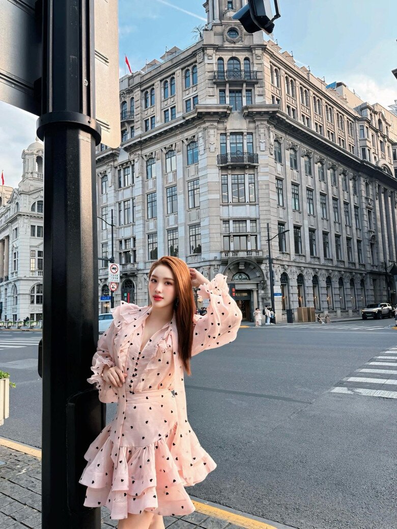 Sao Việt 24h: Con gái Trương Ngọc Ánh có giọng đọc tiếng Anh như người bản địa, đứng cạnh mẹ lộ rõ vẻ amp;#34;non nớtamp;#34; - 12