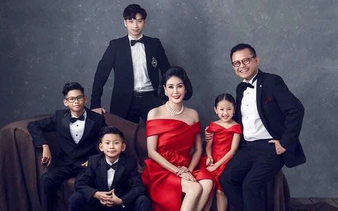 Hà Kiều Anh có 3 con và đối xử với con riêng của chồng như ruột thịt.