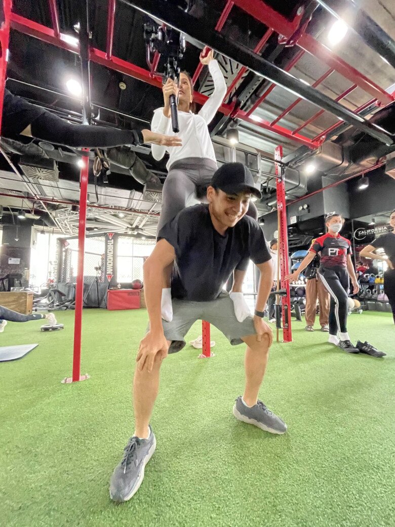Anh còn tiết lộ hình ảnh 2 vợ chồng tại phòng gym.