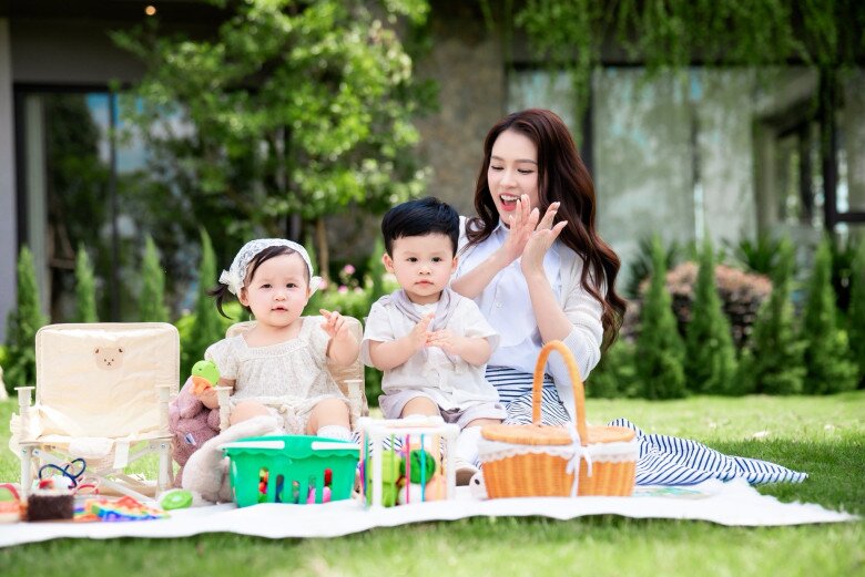 Sao Việt 24h: Hồ Ngọc Hà diện áo tắm đọ chân cùng con gái, Lisa 5 tuổi đã sở hữu amp;#34;cặp kiếm Nhậtamp;#34; đáng ngưỡng mộ - 11