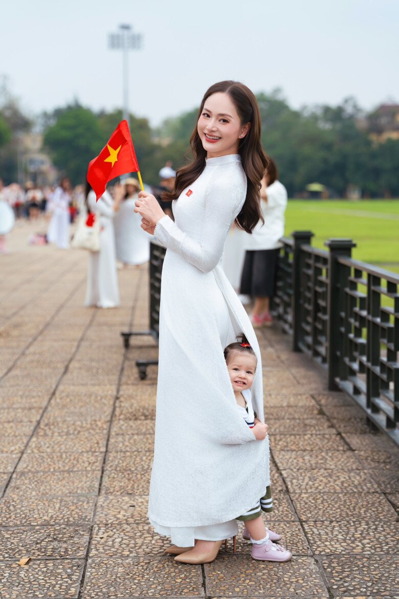 Sao Việt 24h: MC Hoài Anh khoe khoảnh khắc chung khung hình với cụ ông U80 lái xe máy từ Nghệ An vào TP.HCM xem diễu binh - 6