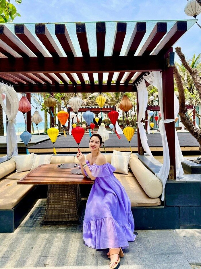 Sao Việt 24h: Midu amp;#34;trẻ như sinh viênamp;#34; khi du lịch cùng chồng, Minh Đạt giữ nguyên ánh mắt si mê nhìn vợ như những ngày đầu - 11