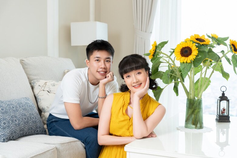 Sao Việt 24h: Midu amp;#34;trẻ như sinh viênamp;#34; khi du lịch cùng chồng, Minh Đạt giữ nguyên ánh mắt si mê nhìn vợ như những ngày đầu - 12