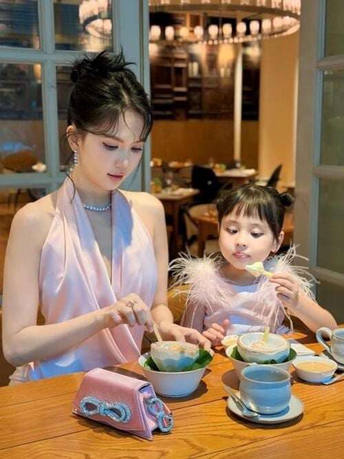 Ngọc Trinh nhận cháu nuôi làm con gái.