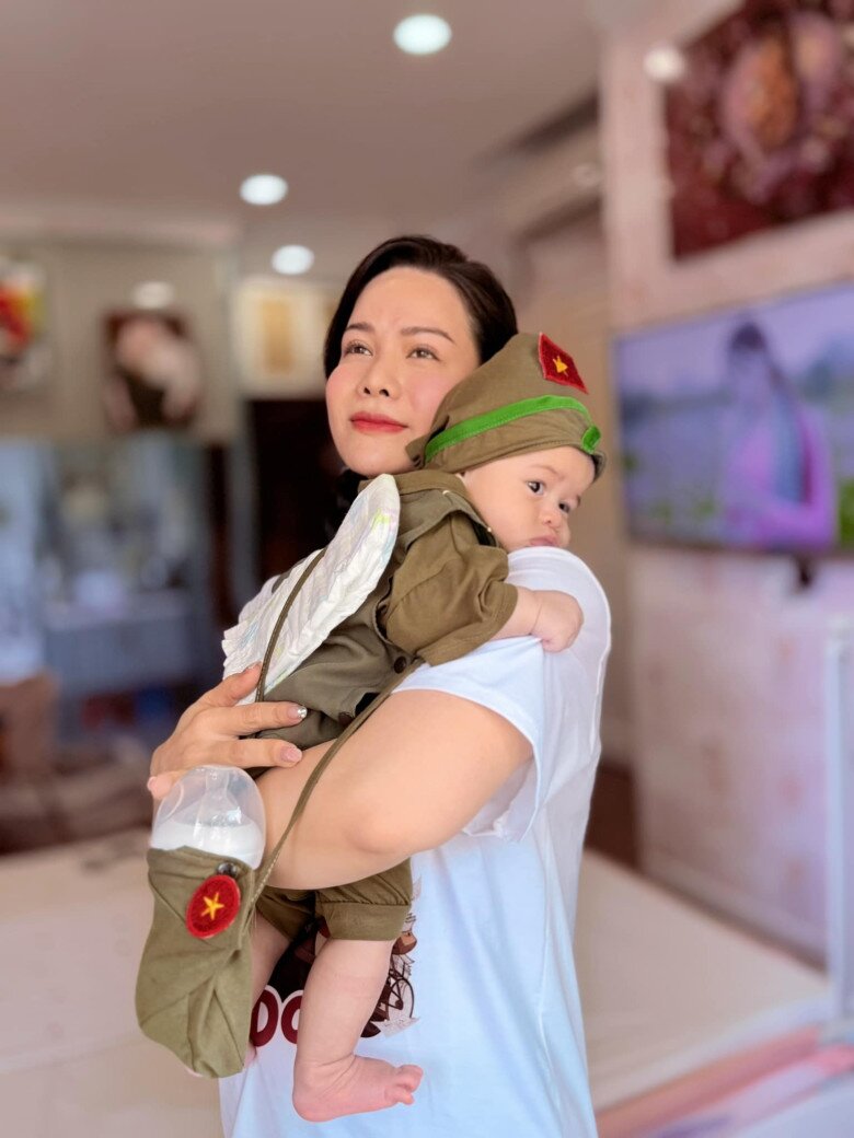Sau 10 năm mới sinh con lần thứ 2, Nhật Kim Anh vẫn thành thạo cách chăm sóc em bé.