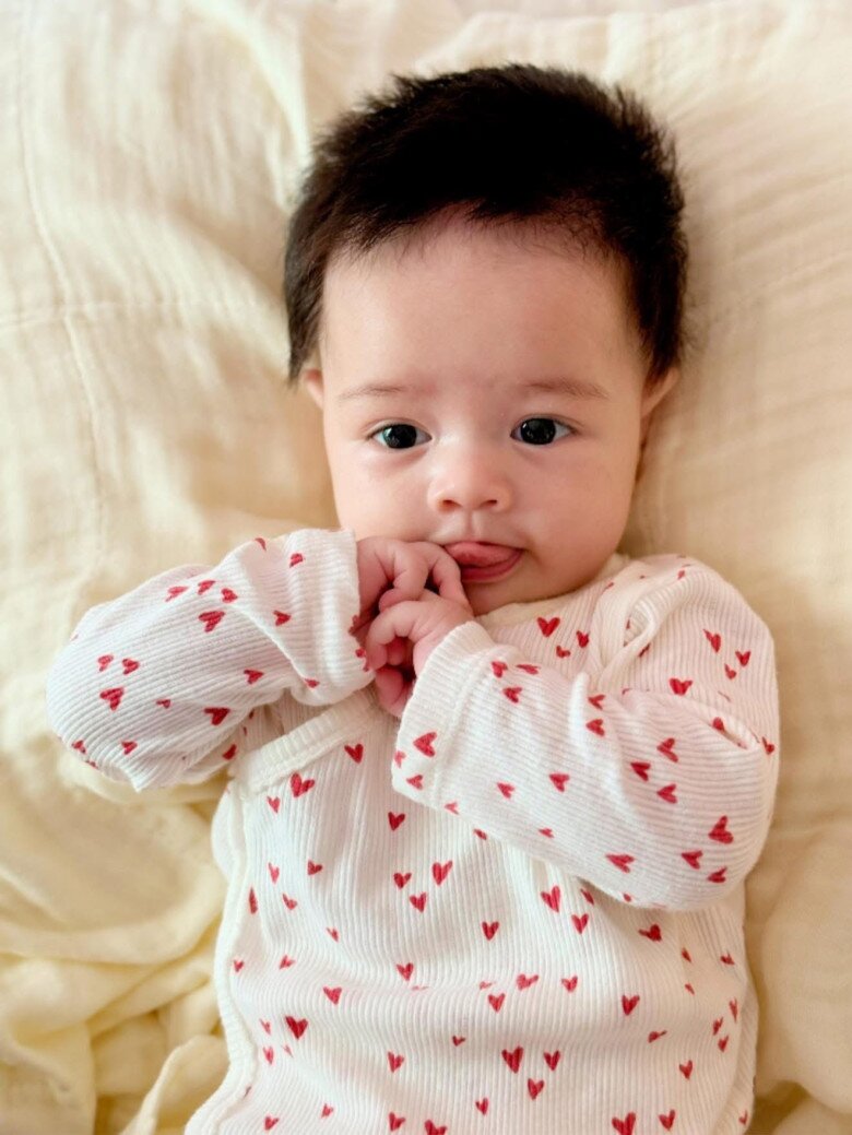 Dân mạng tan chảy với những hình ảnh đáng yêu của nhóc tì Julia.