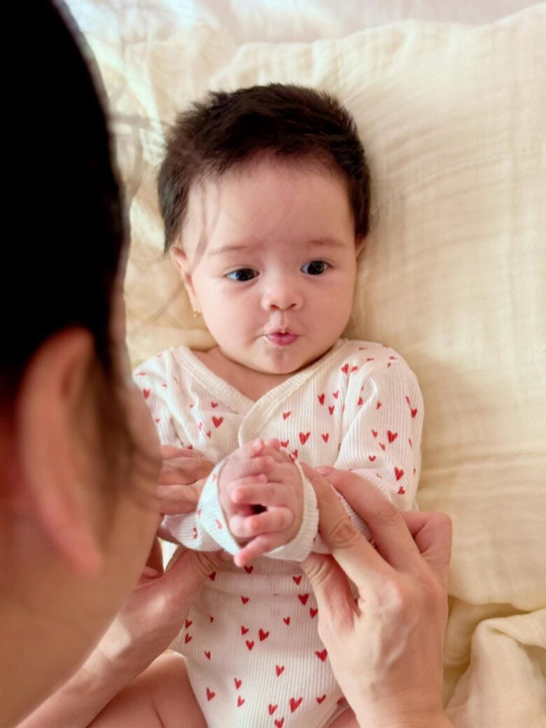 Cô bé không uống hết sữa nên bị mẹ phạt.