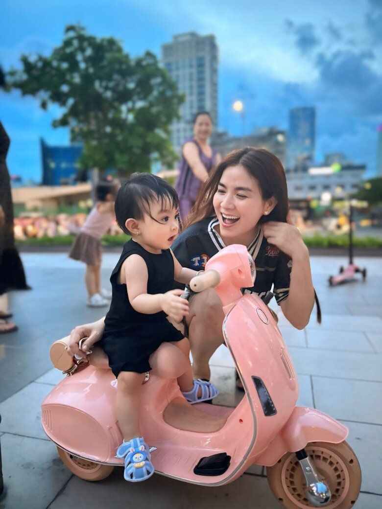 Sao Việt 24h: Thiếu gia nhí nhà Chi Bảo được mẹ cho diện đồ như chú rể, khí chất lạnh lùng không khác gì tổng tài - 14
