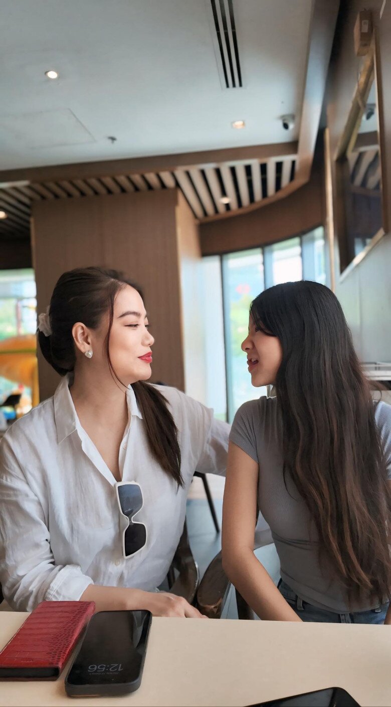 Nhóc tì có nhiều biểu cảm hài hước khi nói chuyện với mẹ. 