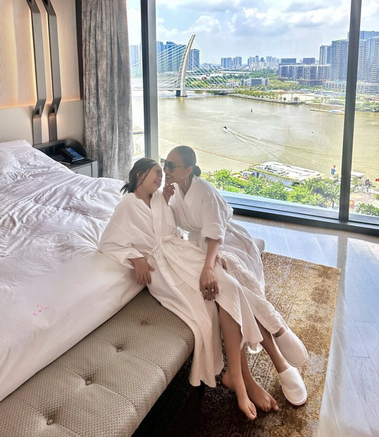 Sao Việt 24h: Ái nữ của Trương Ngọc Ánh có biểu cảm lạ khi bị mẹ amp;#34;chất vấnamp;#34;, hút mọi ánh nhìn bởi đôi chân dài - 16