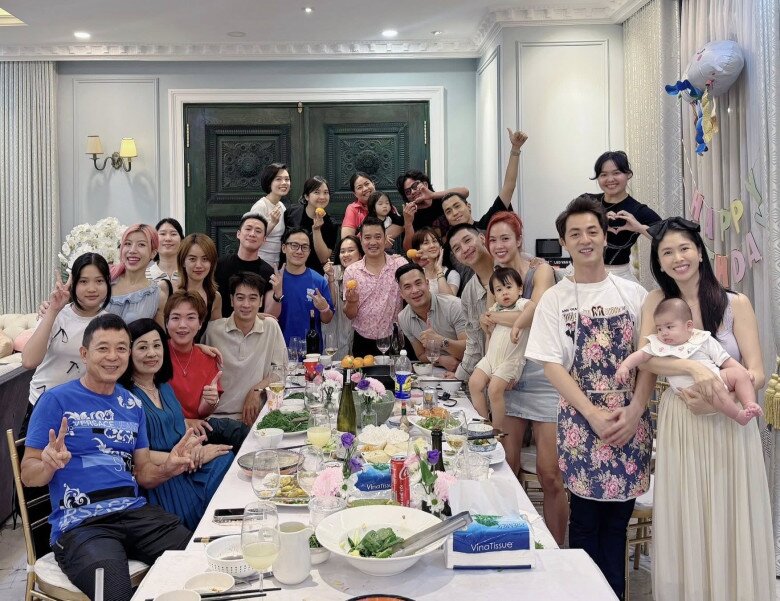 Sao Việt 24h: Phương Lê vén áo khoe bụng lùm lùm, đập tan tin đồn amp;#34;đeo bầu giảamp;#34; - 11