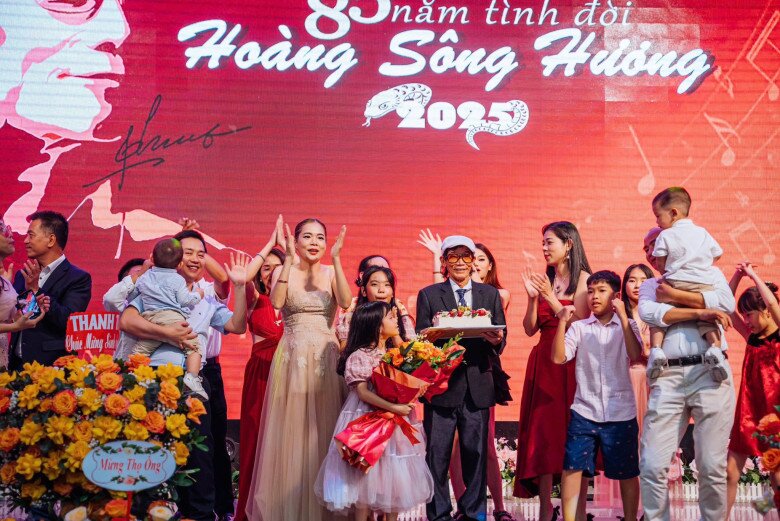 Sao Việt 24h: Phương Lê vén áo khoe bụng lùm lùm, đập tan tin đồn amp;#34;đeo bầu giảamp;#34; - 12