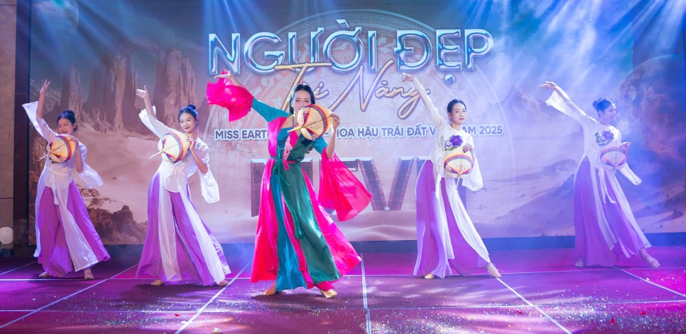 Trần Thị Uyên biểu diễn múa trong phần thi Người đẹp Tài năng của Miss Earth 2025.
