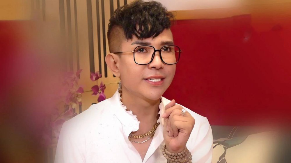 Ca sĩ Long Nhật gây chú ý khi đăng tải thông báo từ chức chủ tịch hội đồng giám khảo của 2 cuộc thi.