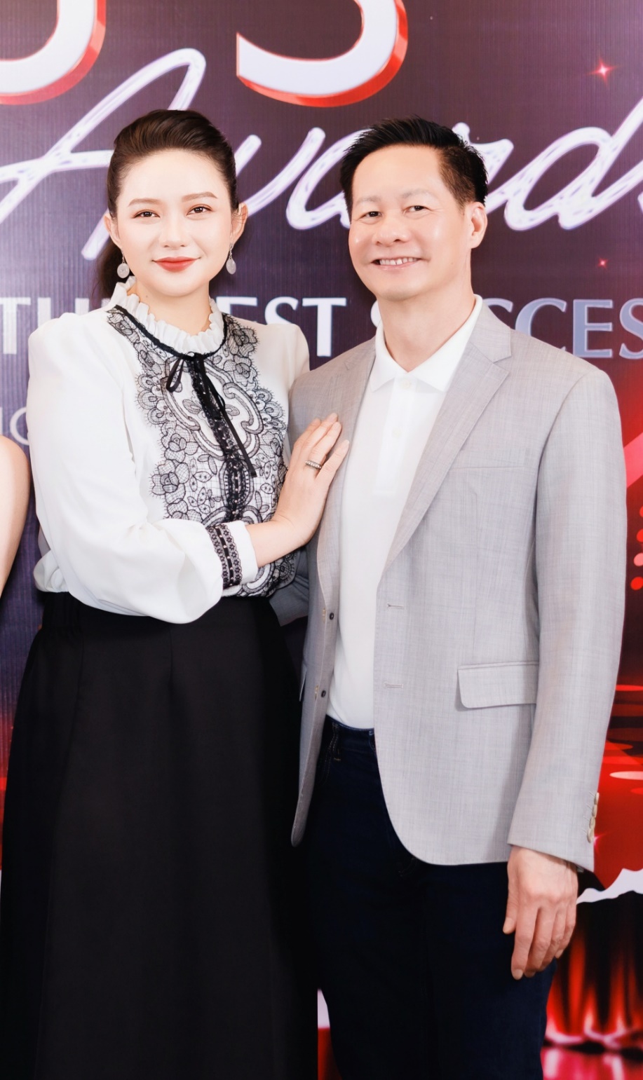 Phan Như Thảo xuất hiện tại sự kiện với trang phục trắng đen tối giản, chuyên nghiệp nhưng không kém phần gợi cảm cùng ông xã Đức An.