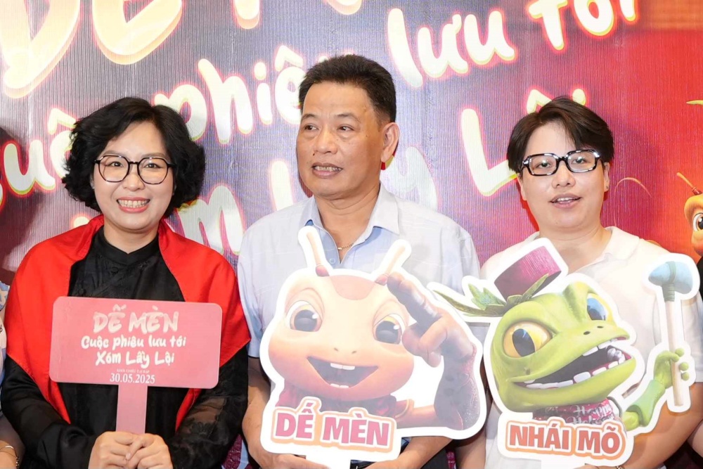 Ông Nguyễn Phương Vũ (giữa) - con trai cố nhà văn Tô Hoài.