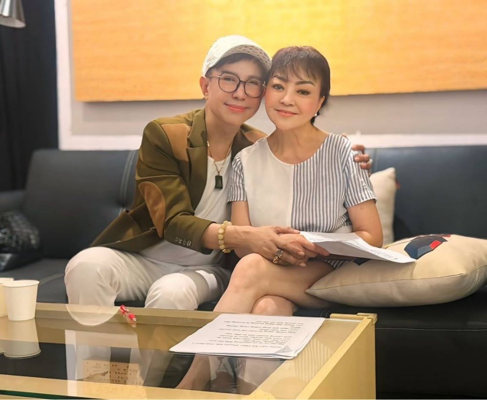 Long Nhật là người mời danh ca Hương Lan từ Mỹ về tham gia đêm chung kết Tình ca quê hương Việt Nam.
