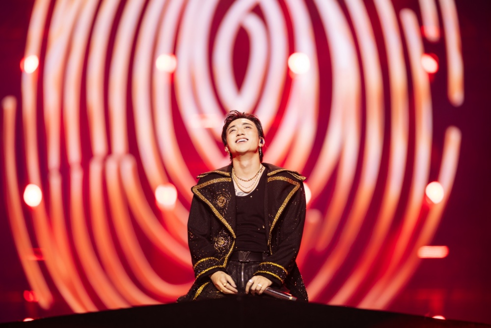 Nam ca sĩ kết lại đêm concert mỹ mãn bằng ca khúc Ai cũng phải lớn, xâu chuỗi hành trình anh lớn lên trong âm nhạc và trưởng thành trong cuộc sống qua cuộn phim hình ảnh lần lượt hiển thị trên màn hình LED.