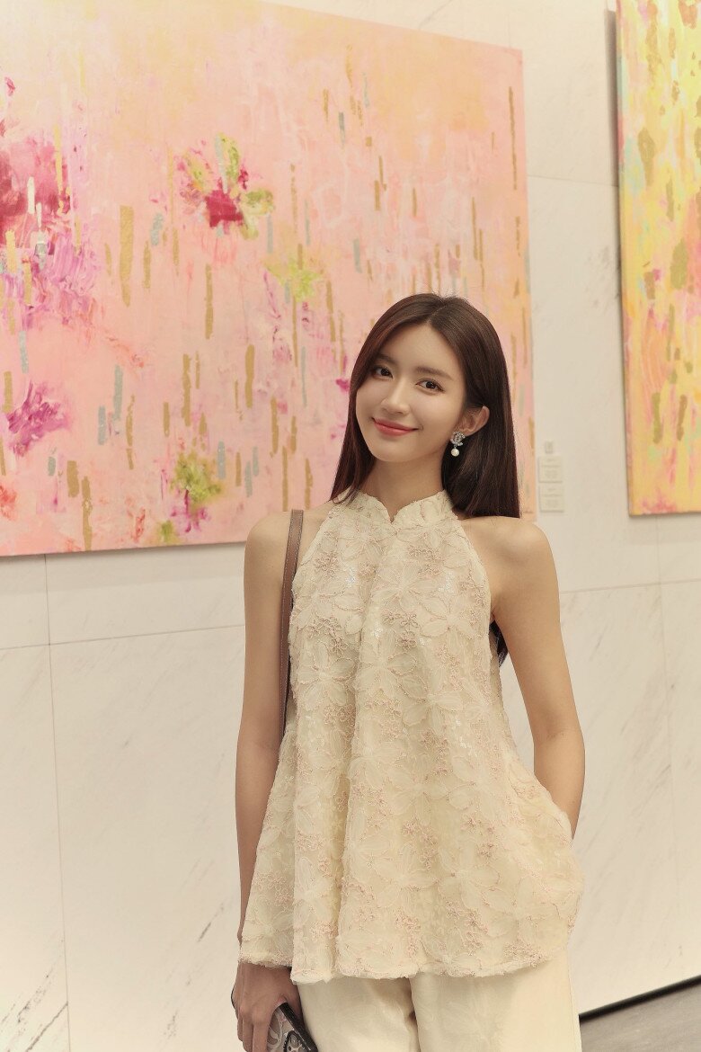 Lên phim giản dị nhưng ngoài đời nữ diễn viên sinh năm 1999 sở hữu ngoại hình cuốn hút cùng gu thời trang thanh lịch.