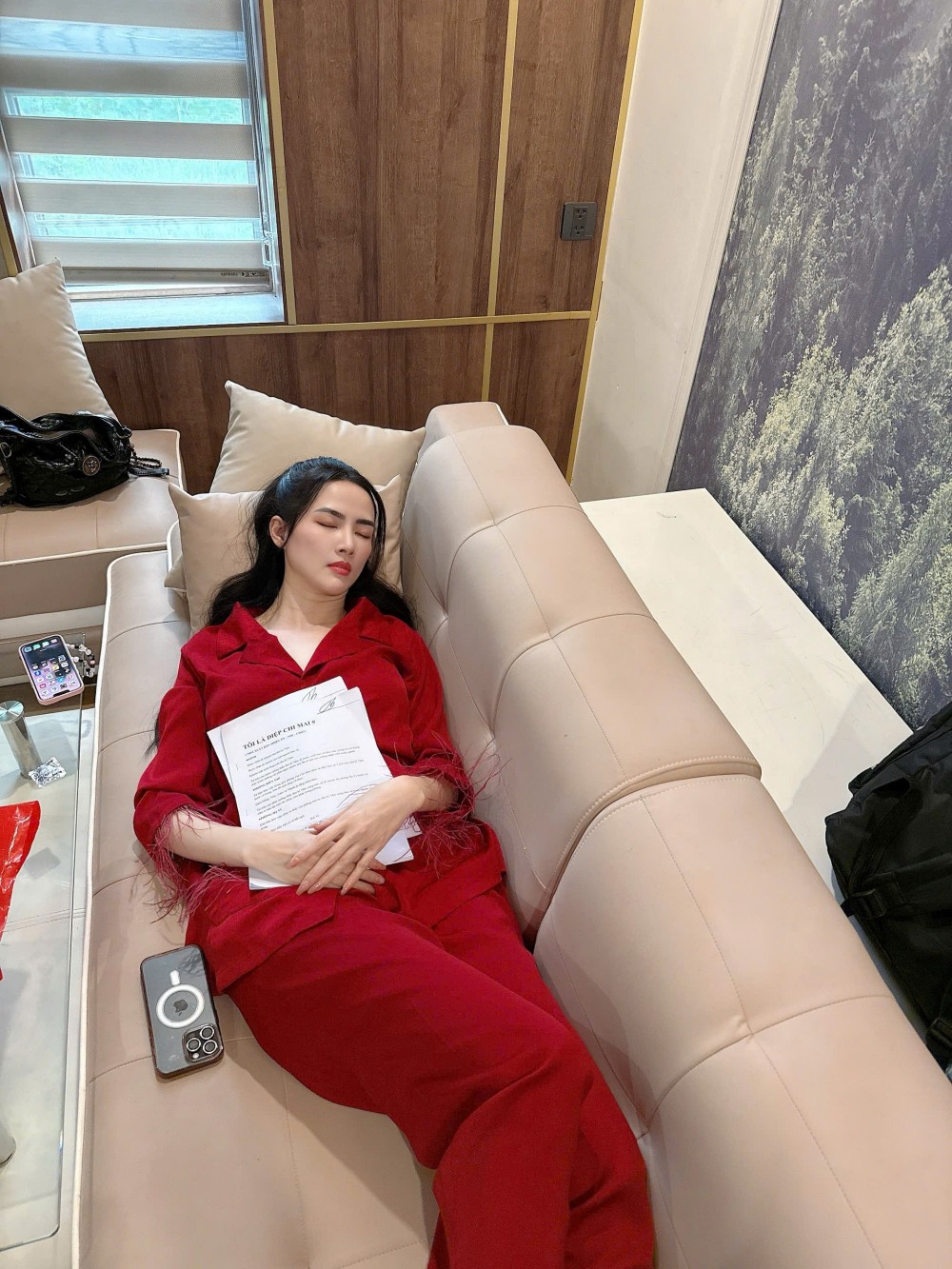 Dù giai đoạn đầu đi quay phải thức khuya, tập trung cho vai diễn nhưng khi xem lại những thước phim cảm xúc, người đẹp quê Tiền Giang cảm thấy hài lòng.