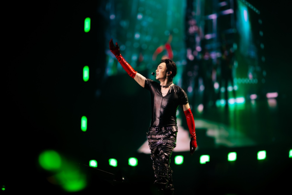 Những bản phối bắt tai của Luật anh, Đã đến lúc, BlackJack, Superstar và Hey làm cho không khí live-concert nóng hơn bao giờ hết.