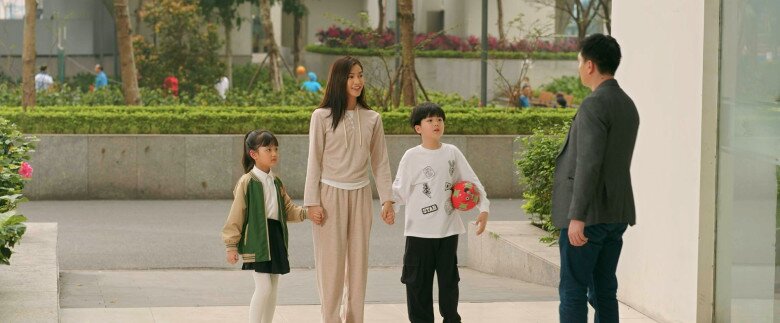 Từ trái qua: An Nhiên - Anh Đào - Gia Nghĩa và Trọng Lân trong 1 cảnh quay.