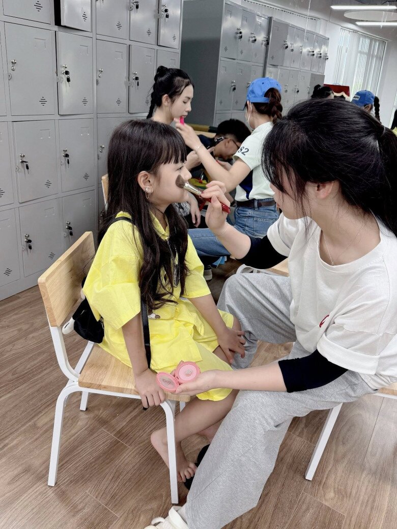 Sao nhí đi quay phim giữa thời tiết Hà Nội nắng nóng gần 40 độ C.