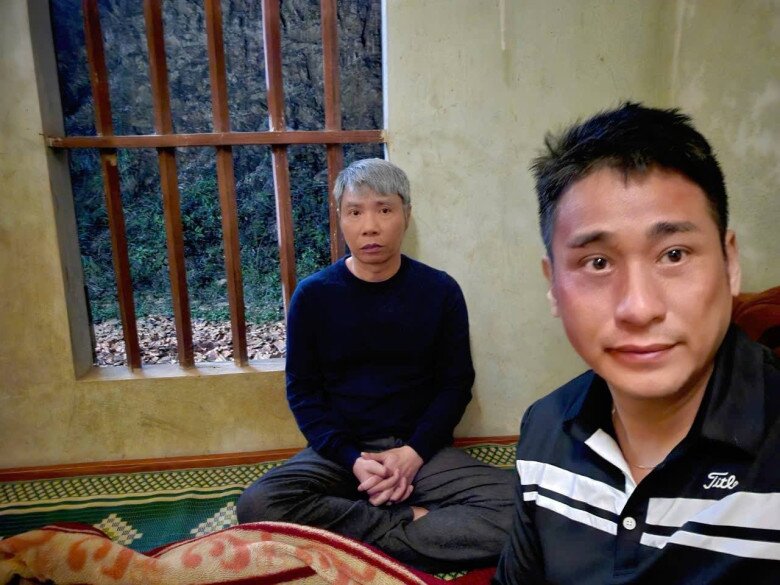 Nam diễn viên chia sẻ ảnh hậu trường cùng NSND Công Lý.