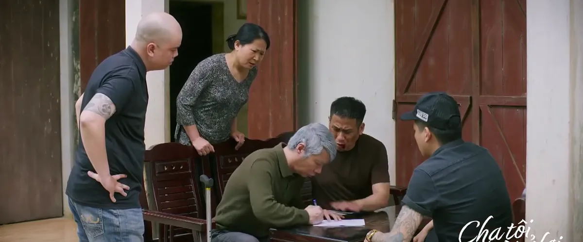 Cha Tôi Người Ở Lại còn chưa chiếu hết đã có thông tin phần 2: NSND Công Lý hóa ra là amp;#34;trùm cuốiamp;#34;? - 3