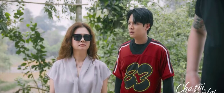 Dù mẹ con Việt ngày xưa bị Huấn bỏ rơi, không quan tâm nhưng nay khi Huấn nợ nần, Quyên đã tuyên bố sẽ trả nợ thay để giữ lại mảnh đất của ông nội Việt.