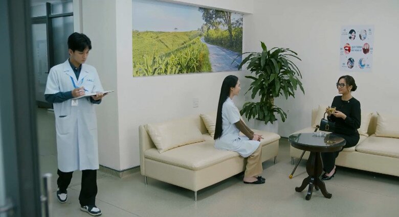 Ở phân cảnh bộ 3 Nguyên - Thảo - bà Liên chung khung hình, người xem cho rằng cảm giác thật sai quá sai.