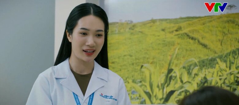 Trong khi bà Liên trẻ hơn tuổi quá nhiều thì Thảo lại bị chê già dặn, còn để tóc dài xõa xuống, không hợp tác phong gọn gàng khi làm việc trong bệnh viện.