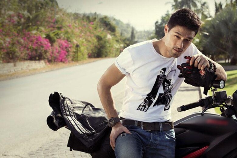 Johnny Trí Nguyễn là một trong những diễn viên nổi tiếng với loạt phim đình đám một thời như Dòng Máu Anh Hùng, Bụi Đời Chợ Lớn, Nụ Hôn Thần Chết,…