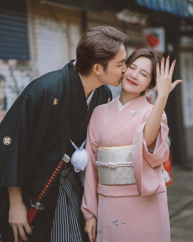 Người đẹp gen Z hãnh diện khoe nhẫn cầu hôn của bạn trai.
