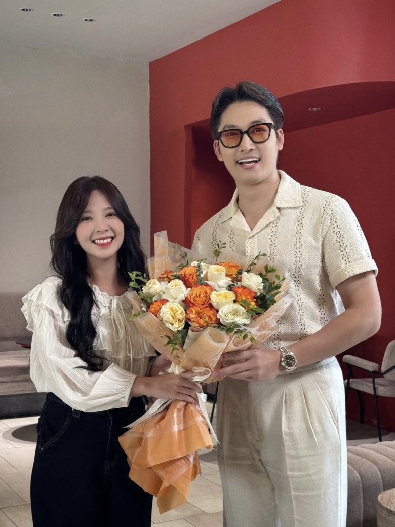 Nhiều cư dân mạng đồn đoán rằng anh nhận lời đóng vai khách mời để ủng hộ bạn gái tin đồn.