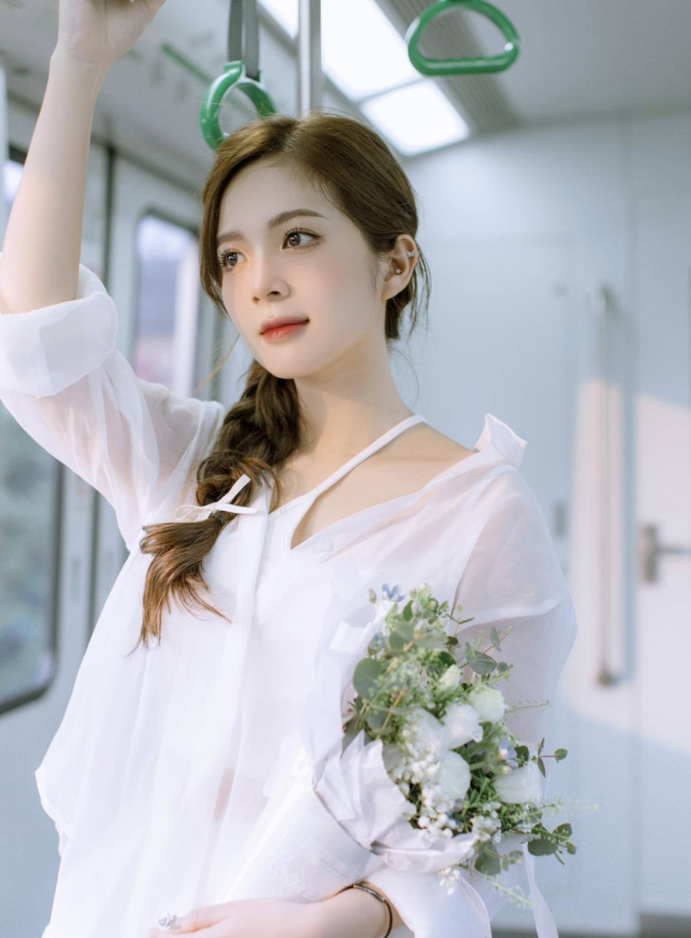 Trong khi đó, Nguyễn Hoàng Ngọc Huyền là gương mặt tiêu biểu cho lớp mỹ nhân VTV thế hệ mới nhờ nhan sắc trong trẻo ngọt ngào cùng lối diễn xuất chắc tay