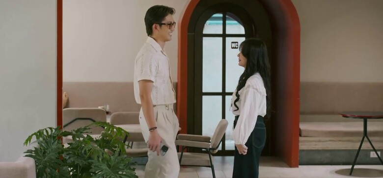 Đình Tú xuất hiện lướt qua như cơn gió trong Cha Tôi Người Ở Lại .