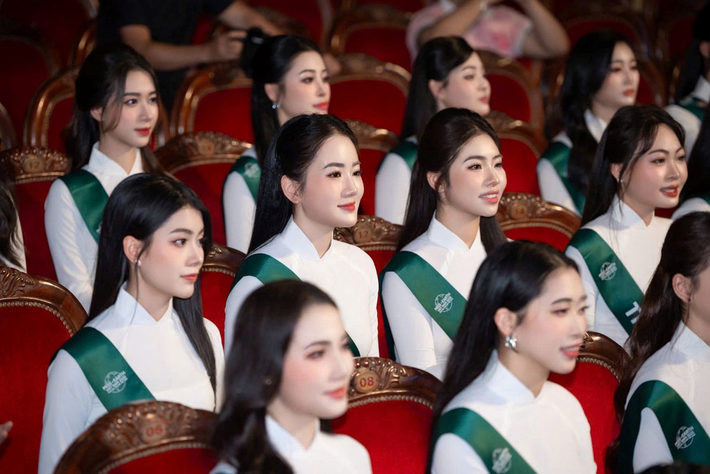 Người đẹp Miss Earth Trần Thị Uyên amp;#34;chạy deadlineamp;#34; mùa hè: Đỗ cao học, tốt nghiệp cử nhân và thi hoa hậu - 4