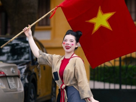 Con gái Thanh Thanh Hiền - "Thị Nở" trong nhạc kịch Broadway "Giấc mơ Chí Phèo" yêu nước theo cách riêng